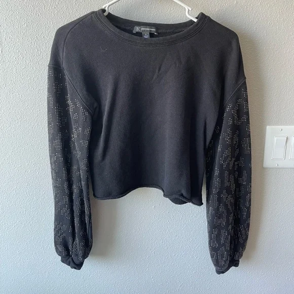3/$20 Black Cropped Top - Picture 1 of 3
